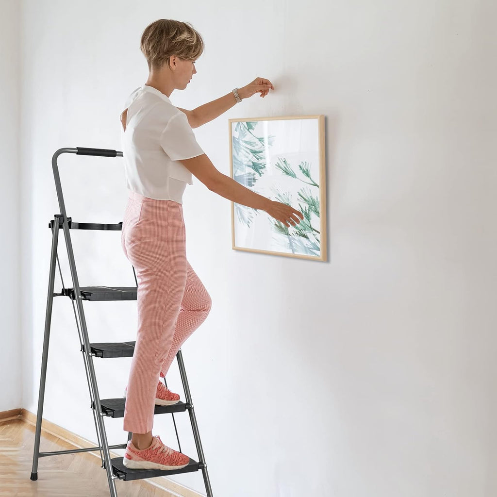 4 Step Folding Ladder with Handrail, Black Q410306